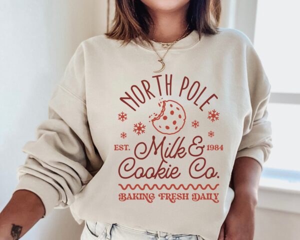 vintage christmas sweatshirt for women with milk and cookies design comfortable crewneck for holiday baking and festive celebrations iwbnn