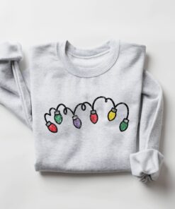 vintage christmas sweatshirt for women with retro design and festive lights print 0d3jb