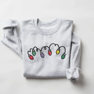 vintage christmas sweatshirt for women with retro design and festive lights print 0d3jb