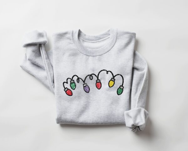 vintage christmas sweatshirt for women with retro design and festive lights print 0d3jb