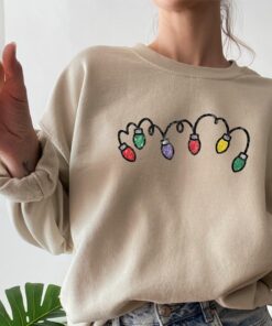 vintage christmas sweatshirt for women with retro design and festive lights print w85og