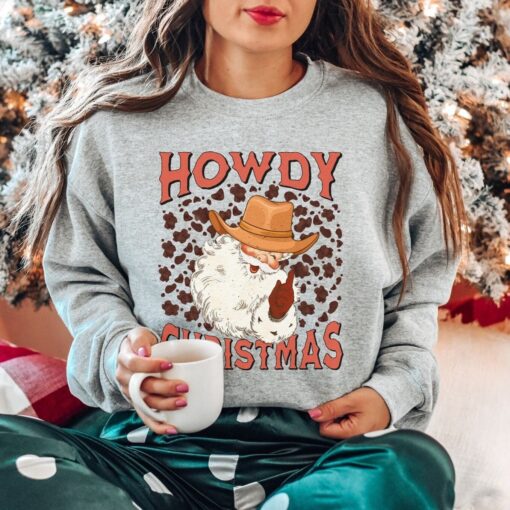 vintage christmas sweatshirt for women with retro santa design and western style ideal for country holiday celebrations p46ci