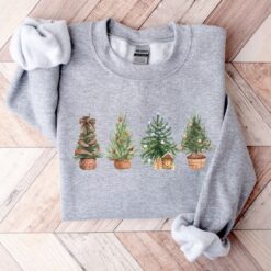 Vintage Christmas Sweatshirt for Women with Rustic Tree Design and Comfortable Crewneck Style for Winter Wear