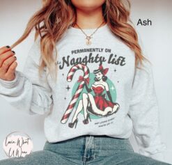 Vintage Christmas Sweatshirt Funny Naughty List Design Trendy Oversized Retro Holiday Top for Comfortable Festive Wear