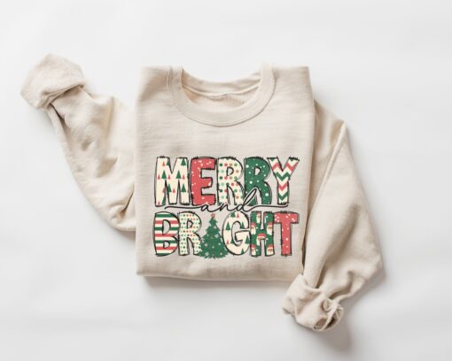 vintage christmas sweatshirt merry and bright design comfortable crewneck for women ideal for holiday gatherings and festive celebrations b5yjf