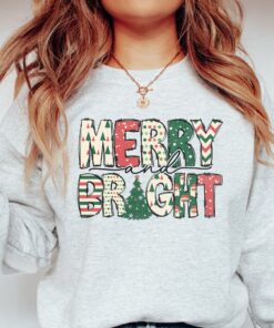 vintage christmas sweatshirt merry and bright design comfortable crewneck for women ideal for holiday gatherings and festive celebrations e6qkk