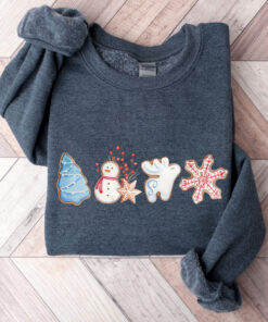 vintage christmas sweatshirt merry and bright design with gingerbread cookies print comfortable crewneck style d22zs scaled