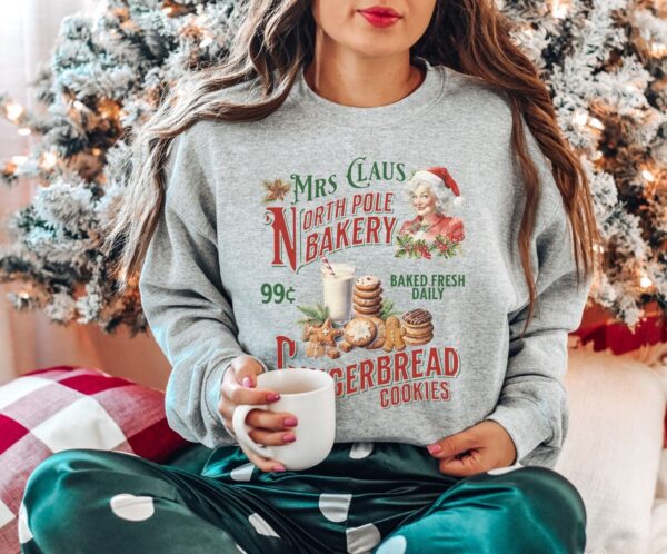 vintage christmas sweatshirt mrs claus gingerbread bakery design with retro style for baking cookies and holiday celebrations wv0uw