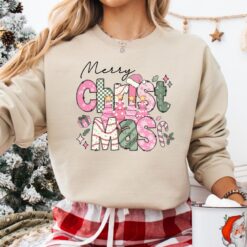 Vintage Christmas Sweatshirt Pink Merry Christmas Tree Crewneck with Santa Design for Holiday Celebrations and Festive Outfits