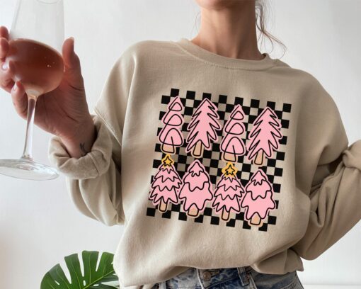 vintage christmas sweatshirt pink trees crewneck retro checkered design comfortable and stylish for holiday celebrations m9b6w