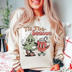 Vintage Christmas Sweatshirt Retro Holiday Design Comfortable Fit for Festive Celebrations