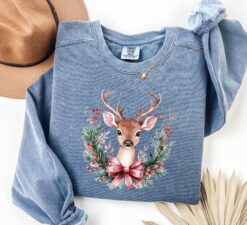 Vintage Christmas Sweatshirt Retro Pinky Reindeer Design Comfort Colors T-Shirt for Women Ideal for Holiday Wear and Festive Gatherings