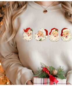 vintage christmas sweatshirt retro santa claus design comfortable fit for holiday celebrations oxmm3