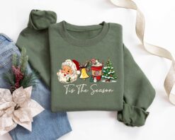 Vintage Christmas Sweatshirt Tis The Season Design Comfortable Winter Apparel for Holiday Celebrations