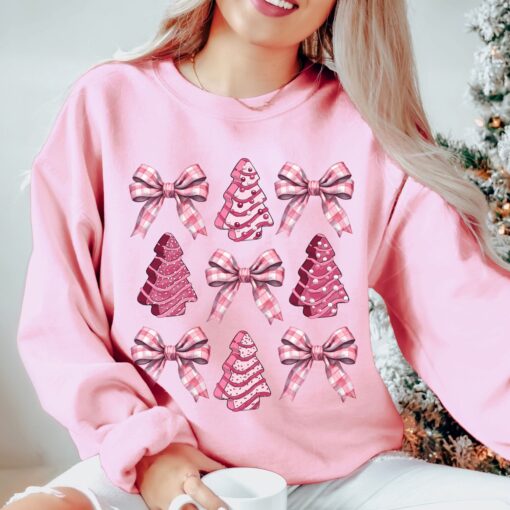 vintage christmas sweatshirt with bow design and pink christmas tree cake print trendy girly style for holiday celebrations rwy47 scaled