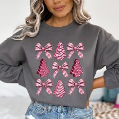 vintage christmas sweatshirt with bow design and pink christmas tree cake print trendy girly style for holiday celebrations s8s2f scaled