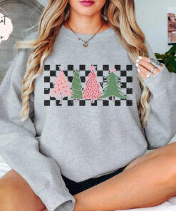 vintage christmas sweatshirt with checkered pink tree design oversized holiday top for winter celebrations and festive outfits k022o