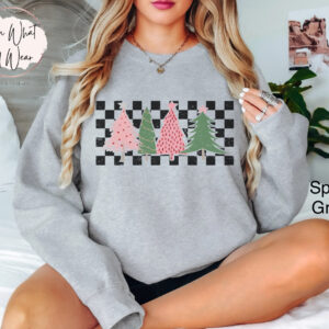 vintage christmas sweatshirt with checkered pink tree design oversized holiday top for winter celebrations and festive outfits k022o