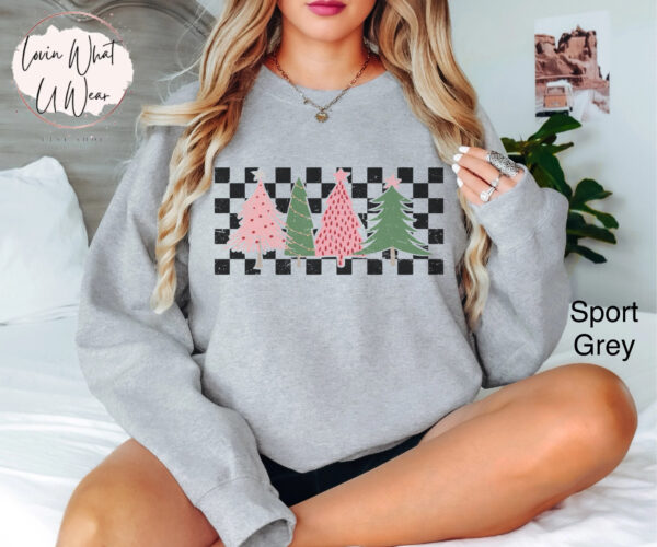 vintage christmas sweatshirt with checkered pink tree design oversized holiday top for winter celebrations and festive outfits k022o