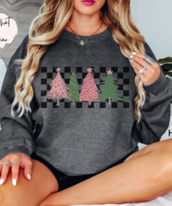 vintage christmas sweatshirt with checkered pink tree design oversized holiday top for winter celebrations and festive outfits zfe3k