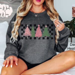 vintage christmas sweatshirt with checkered pink tree design oversized holiday top for winter celebrations and festive outfits zfe3k