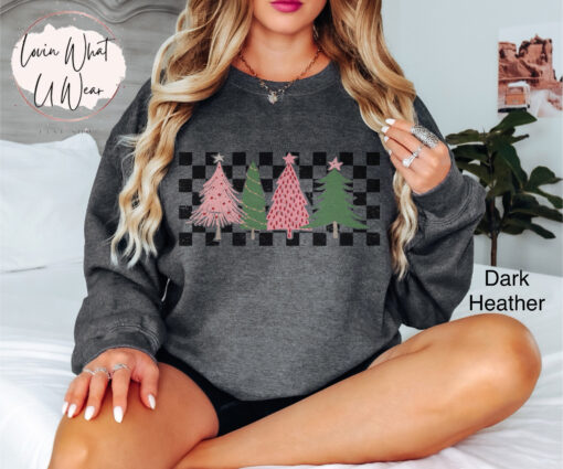 vintage christmas sweatshirt with checkered pink tree design oversized holiday top for winter celebrations and festive outfits zfe3k