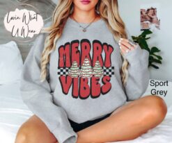vintage christmas sweatshirt with checkered tree design and merry vibes for oversized holiday comfort and style hw8m7