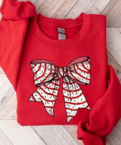 vintage christmas sweatshirt with christmas tree cake design and bow detail for women 9emk0 scaled