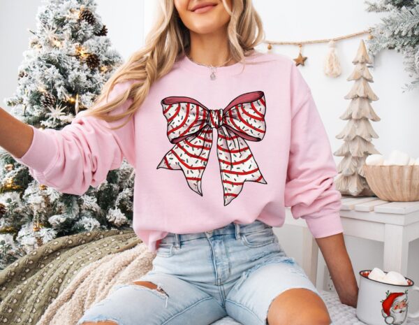 vintage christmas sweatshirt with christmas tree cake design and bow detail for women zxdhr scaled