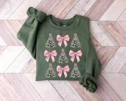 Vintage Christmas Sweatshirt with Coquette Bow and Christmas Tree Design in Comfort Colors for a Girly Holiday Look