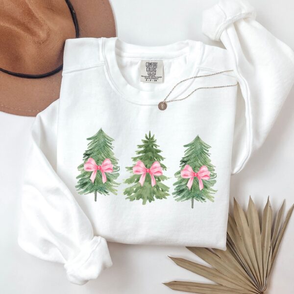 vintage christmas sweatshirt with coquette bow design and tree print for women ideal for holiday gatherings and festive celebrations tyhjt scaled