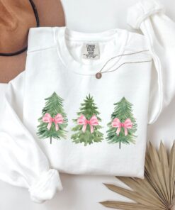 vintage christmas sweatshirt with coquette bow design and tree print for women ideal for holiday gatherings and festive celebrations tyhjt scaled