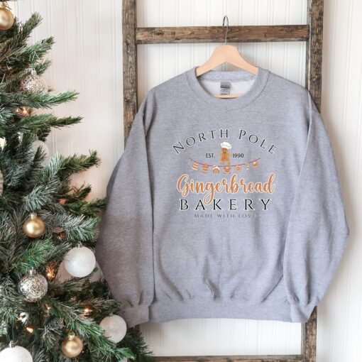 vintage christmas sweatshirt with gingerbread bakery design for women trendy and comfortable holiday apparel obwl8 scaled