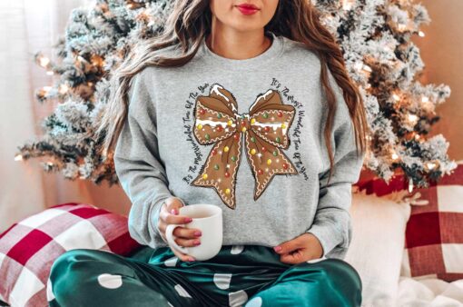 vintage christmas sweatshirt with gingerbread design for holiday cheer and seasonal style beh39