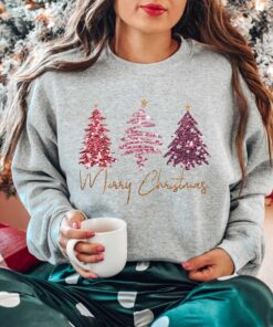 vintage christmas sweatshirt with merry christmas trees design for holiday celebrations and winter wear kf9lk