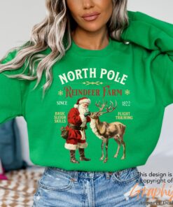 vintage christmas sweatshirt with north pole reindeer design retro style long sleeve shirt for holiday celebrations z5t45