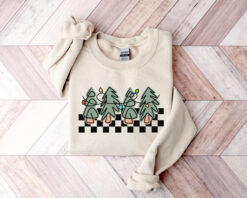vintage christmas sweatshirt with retro checkered trees design for women comfortable crewneck style for holiday celebrations b4xs0