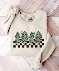 vintage christmas sweatshirt with retro checkered trees design for women comfortable crewneck style for holiday celebrations b4xs0