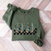 vintage christmas sweatshirt with retro checkered trees design for women comfortable crewneck style for holiday celebrations gvmxy