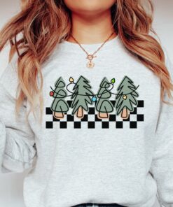 vintage christmas sweatshirt with retro checkered trees design for women comfortable crewneck style for holiday celebrations r81nj