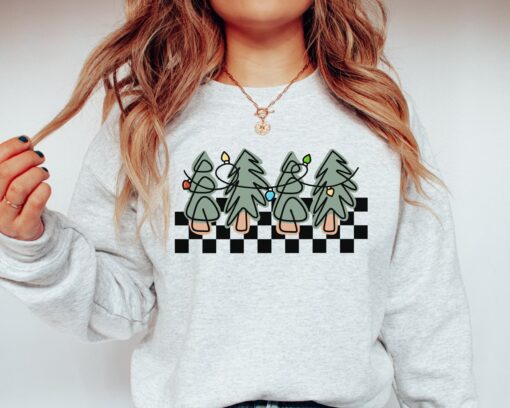 vintage christmas sweatshirt with retro checkered trees design for women comfortable crewneck style for holiday celebrations r81nj