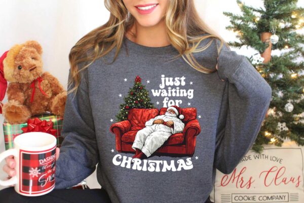 vintage christmas sweatshirt with santa design for family gatherings and holiday celebrations in comfortable pullover style 3zy5c