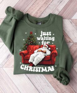 vintage christmas sweatshirt with santa design for family gatherings and holiday celebrations in comfortable pullover style bey4v