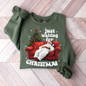 vintage christmas sweatshirt with santa design for family gatherings and holiday celebrations in comfortable pullover style bey4v