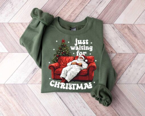 vintage christmas sweatshirt with santa design for family gatherings and holiday celebrations in comfortable pullover style bey4v