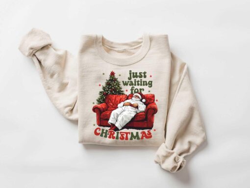 vintage christmas sweatshirt with santa design for family gatherings and holiday celebrations in comfortable pullover style qhoyc