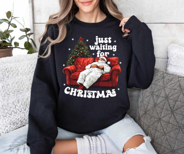 vintage christmas sweatshirt with santa design for family gatherings and holiday celebrations in comfortable pullover style vgv89