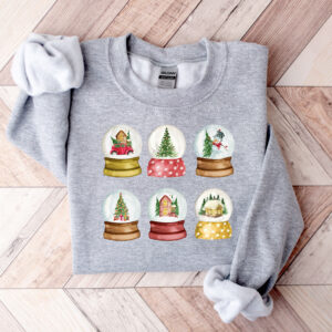 vintage christmas sweatshirt with snowglobe design for women comfortable crewneck style for holiday celebrations and festive outfits dk9hj