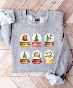 vintage christmas sweatshirt with snowglobe design for women comfortable crewneck style for holiday celebrations and festive outfits dk9hj scaled