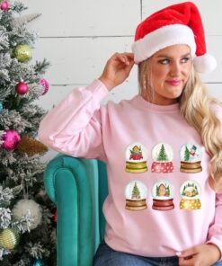 vintage christmas sweatshirt with snowglobe design for women comfortable crewneck style for holiday celebrations and festive outfits mrb6q scaled